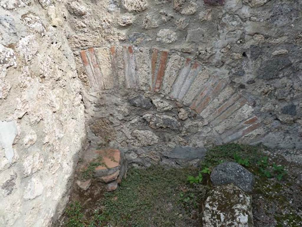 VIII.4.45 Pompeii. September 2015. Latrine near east wall.