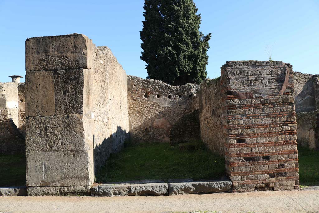 VIII.4.46 Pompeii. December 2018. Looking east to entrance doorway. Photo courtesy of Aude Durand.