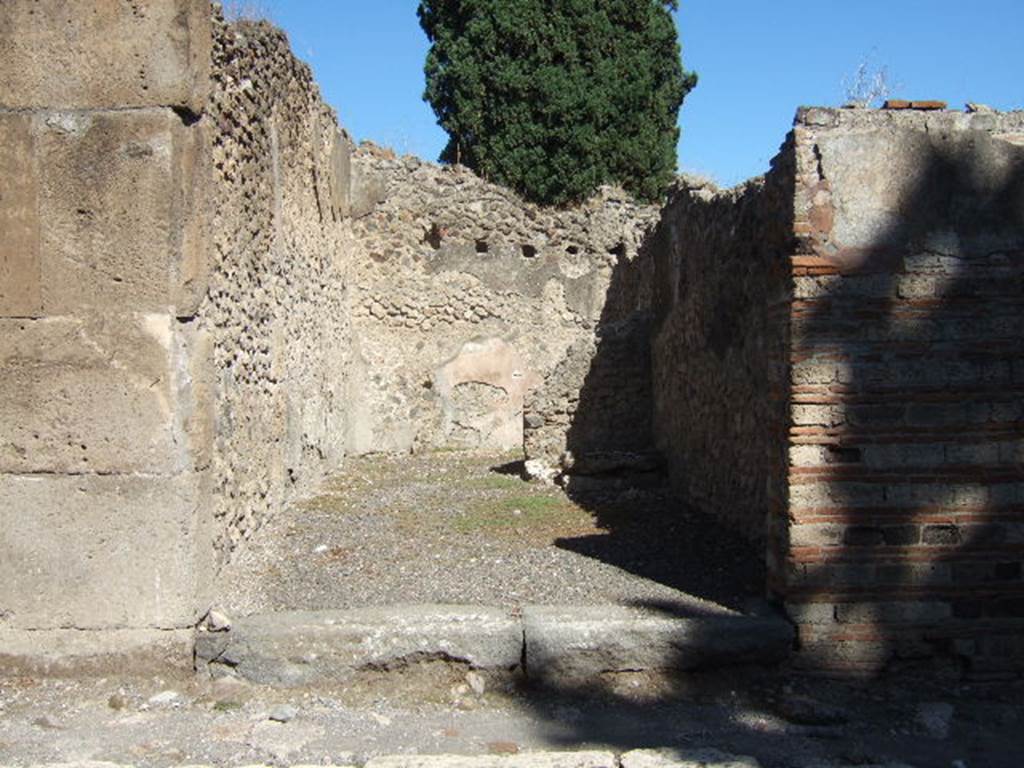 VIII.4.46 Pompeii. September 2005. Entrance, looking east.  