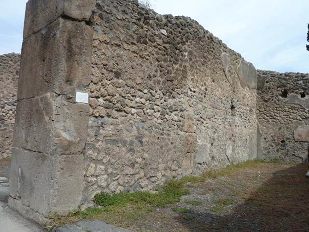 VIII.4.46 Pompeii. September 2015. North wall of shop-room.