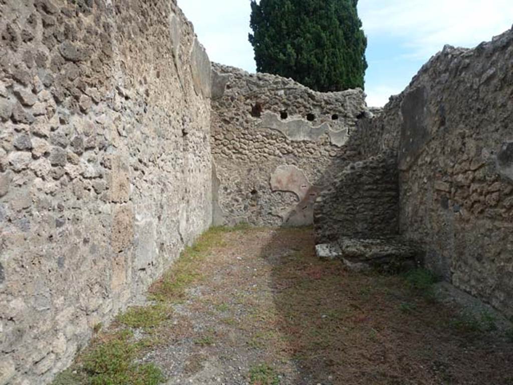 VIII.4.46 Pompeii. September 2015. Looking east from shop-room.