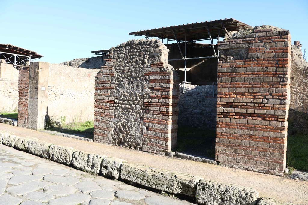 VIII.4.50 Pompeii, on left, and VIII.4.49, centre right. December 2018. Looking towards entrances. Photo courtesy of Aude Durand.