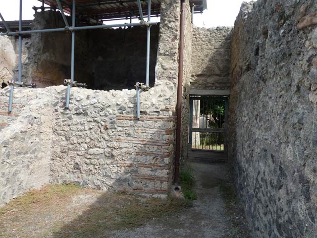 VIII.4.49 Pompeii. September 2015. Looking towards east wall, on left, and corridor to garden, on right.