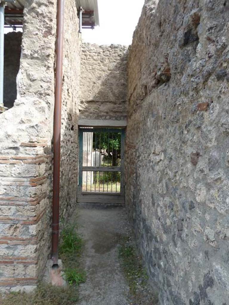 VIII.4.49 Pompeii. September 2015. Corridor to garden, looking east.

