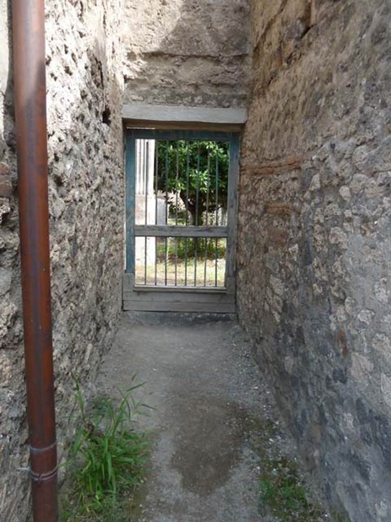 VIII.4.49 Pompeii. September 2015. Doorway to garden area in corridor.
