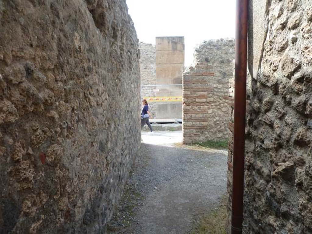 VIII.4.49 Pompeii. September 2015. Looking west from corridor, towards entrance doorway.