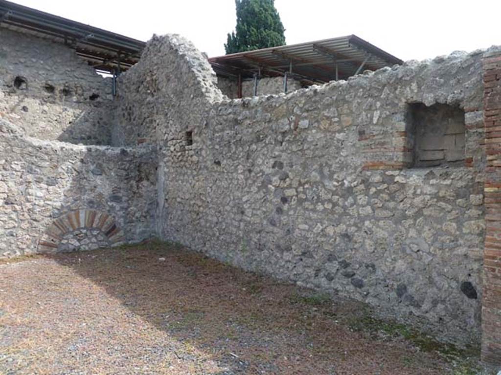 VIII.4.51 Pompeii. September 2015. East and south wall, looking towards south-east corner of shop-room.

 
