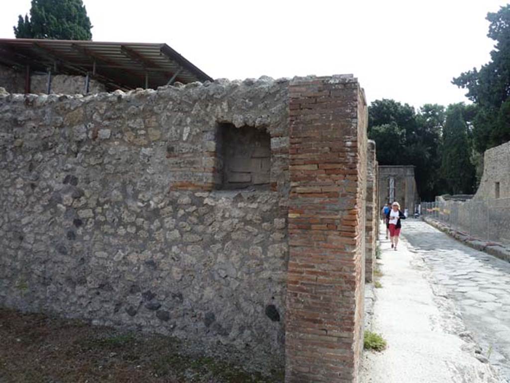 VIII.4.51 Pompeii. September 2015. Looking south towards niche in south-west corner of shop-room near doorway to Via dei Teatri.
