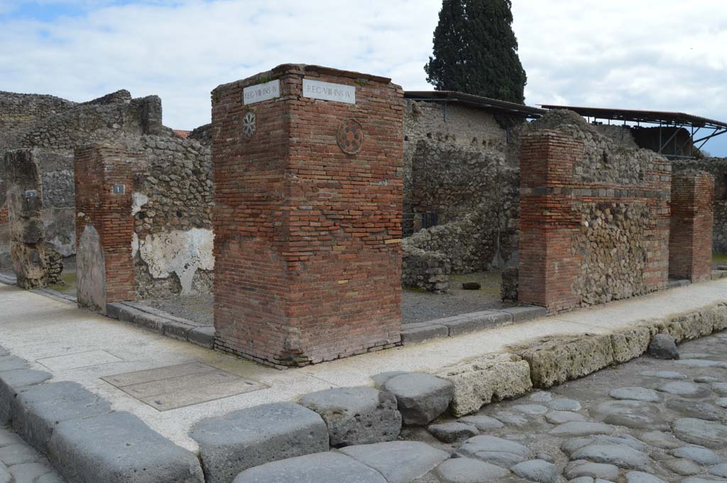 VIII.4.53 Pompeii, centre right. March 2018. 
Looking south-east towards entrance from junction of Via dell’Abbondanza, on left, and Via dei Teatri, on right.
Foto Taylor Lauritsen, ERC Grant 681269 DÉCOR.

