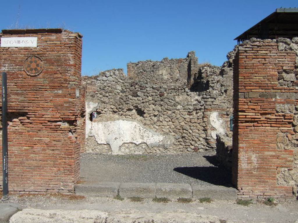 VIII.4.53 Pompeii. September 2005.  Entrance, looking east.
