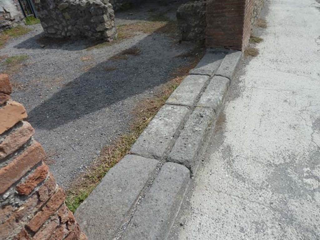 VIII.4.53 Pompeii. September 2015. Entrance doorway threshold.