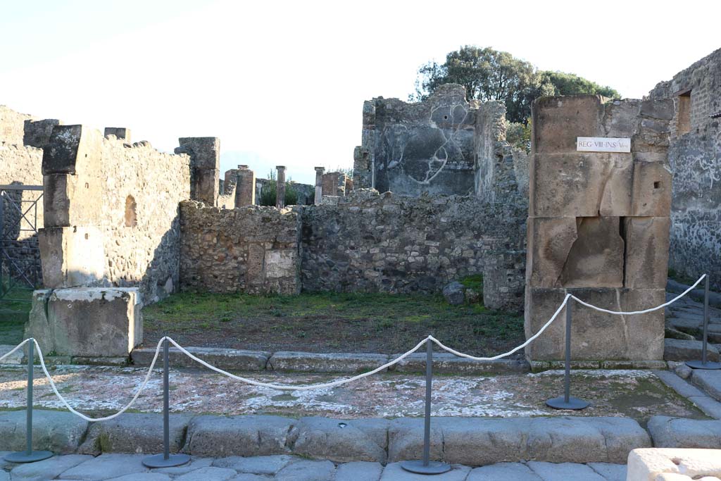 VIII.5.1 Pompeii. December 2018. Entrance doorway on south side of Via dell’Abbondanza. Photo courtesy of Aude Durand.