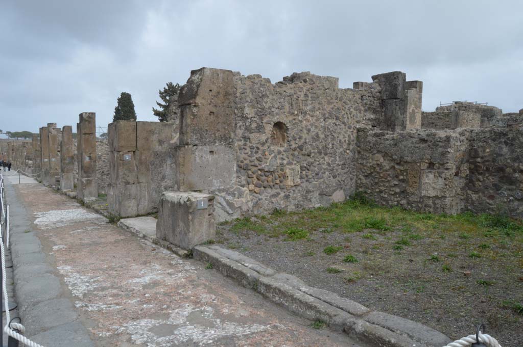 VIII.5.1 Pompeii. March 2019. Looking east along Via dell’Abbondanza and towards east side of shop-room, with detail of pavement.
Foto Taylor Lauritsen, ERC Grant 681269 DÉCOR.

