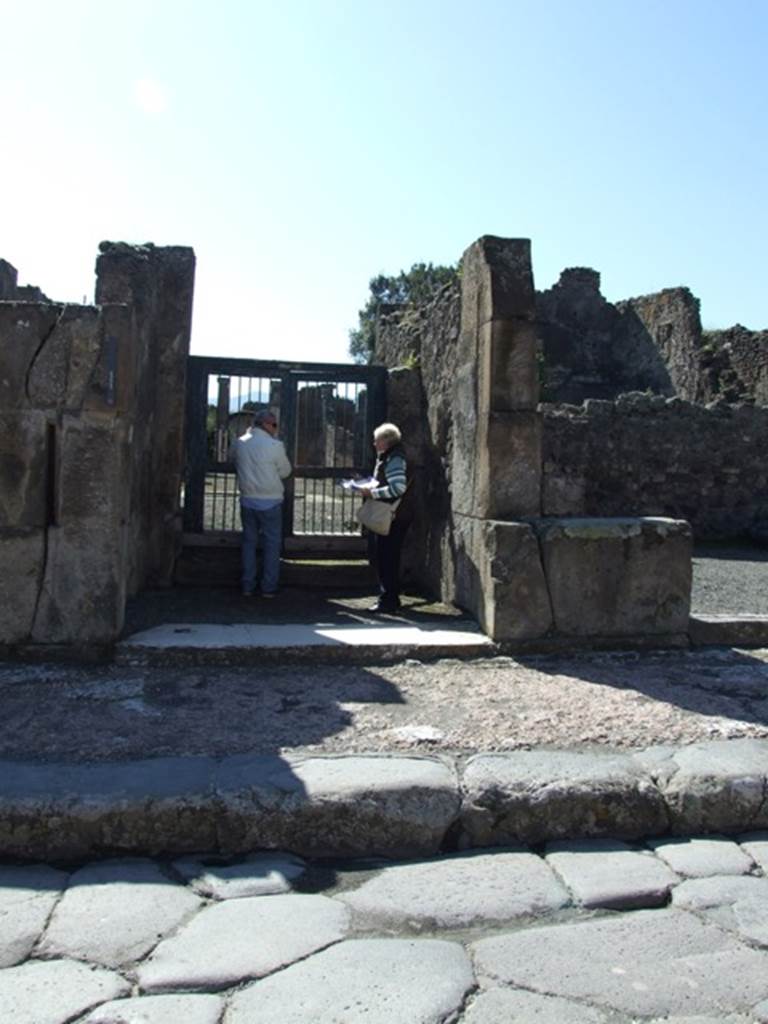 VIII.5.2 Pompeii.  March 2009.  Entrance and Vestibule.