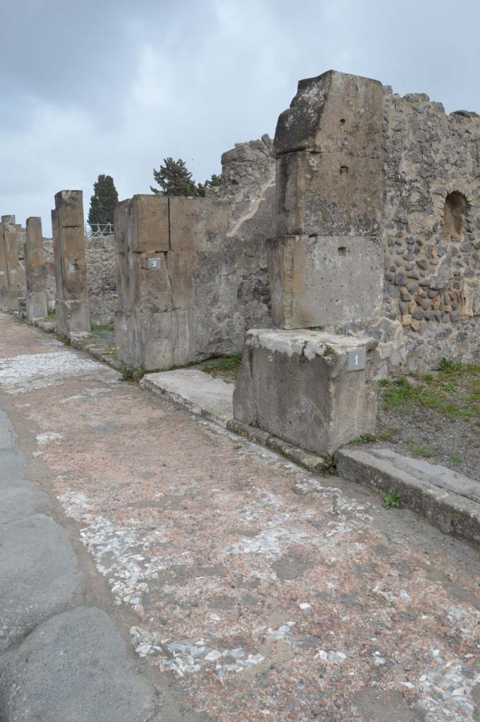 VIII.5.2 Pompeii. March 2019. 
Looking east along pavement on Via dell’Abbondanza, outside entrances VIII.5.1, 2 and 3.
Foto Taylor Lauritsen, ERC Grant 681269 DÉCOR.
