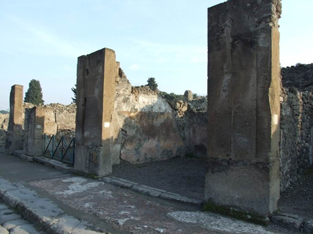 VIII.5.7 Pompeii.  Shop.  December 2007.  Entrance on Via dell’ Abbondanza.