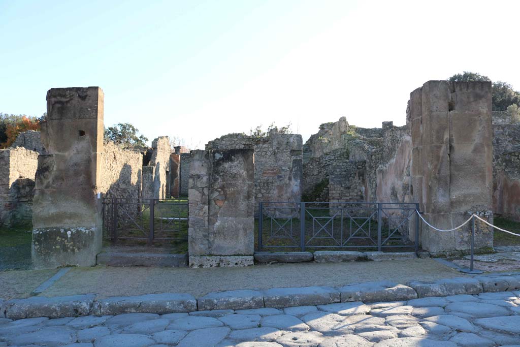 Via dell’Abbondanza, Pompeii. South side. December 2018. 
Entrance doorways, VIII.5.9, centre left, and VIII.5.8, centre right. Photo courtesy of Aude Durand.

