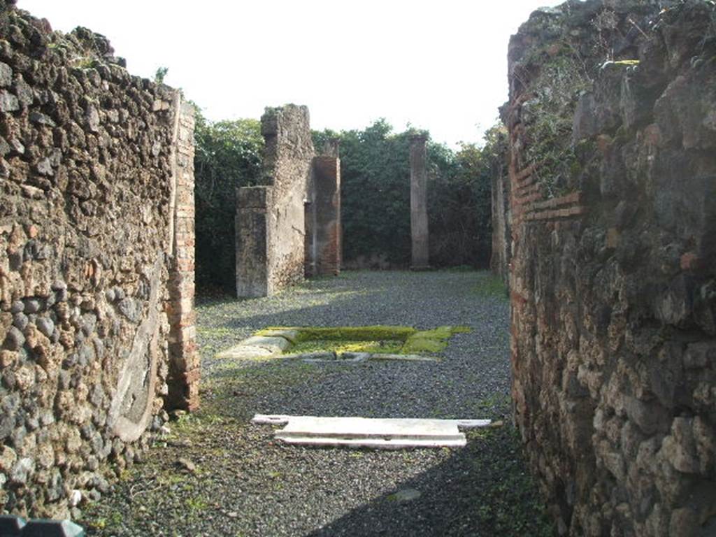 VIII.5.9 Pompeii. May 2005.  Atrium, looking south from fauces.