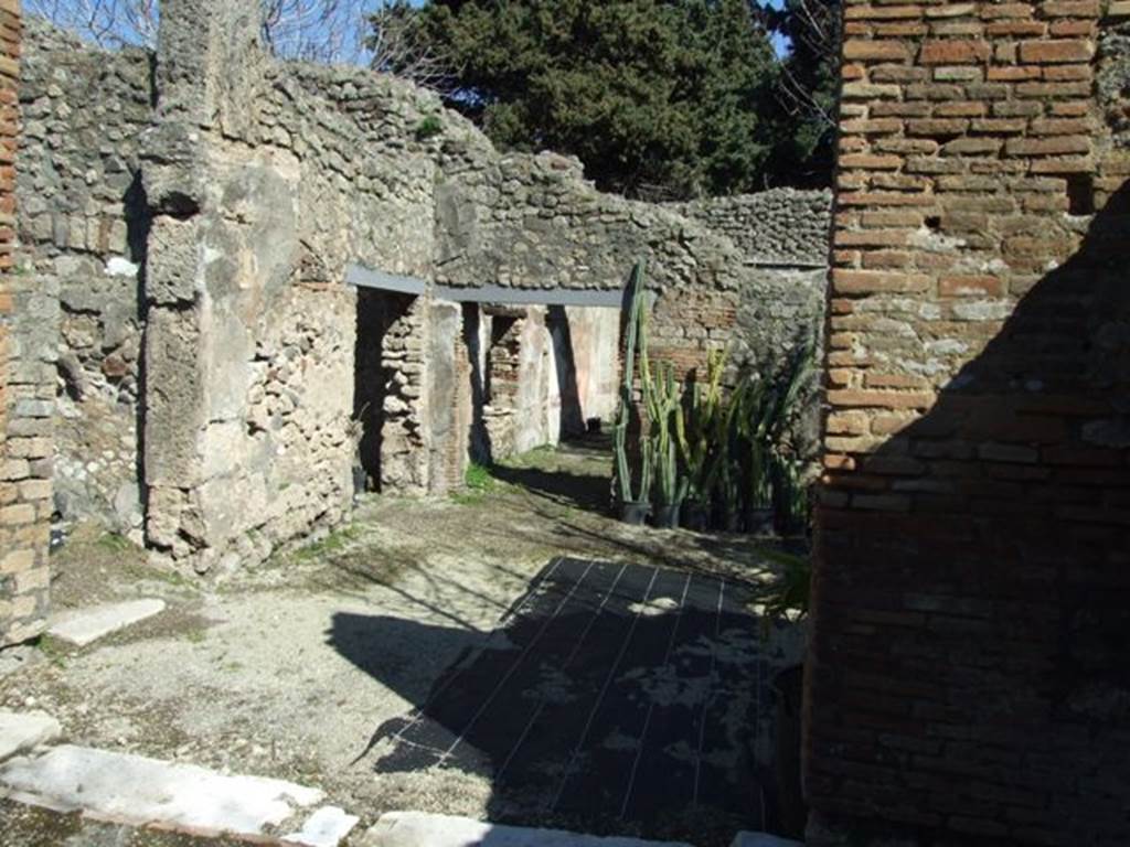 VIII.5.16 Pompeii.  March 2009.  Looking east into Room 5, Vestibule, with Doorways to Rooms 4, 9 and 6.