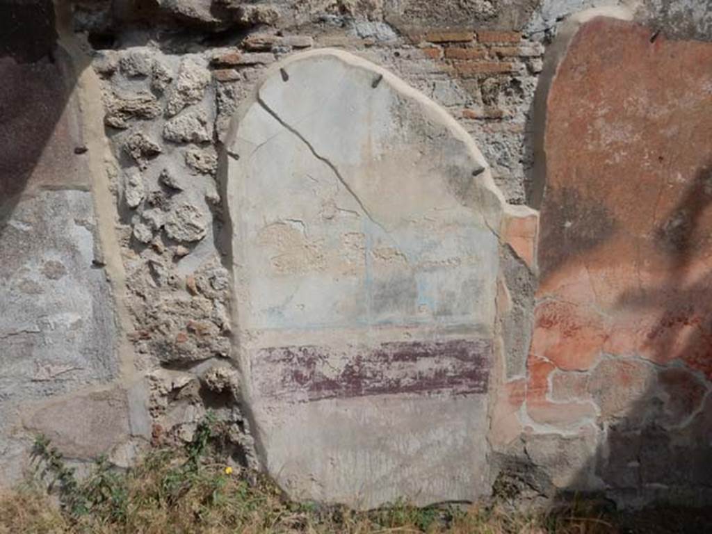 VIII.5.16 Pompeii. May 2017. Room 7, detail of west side of north wall. Photo courtesy of Buzz Ferebee.
