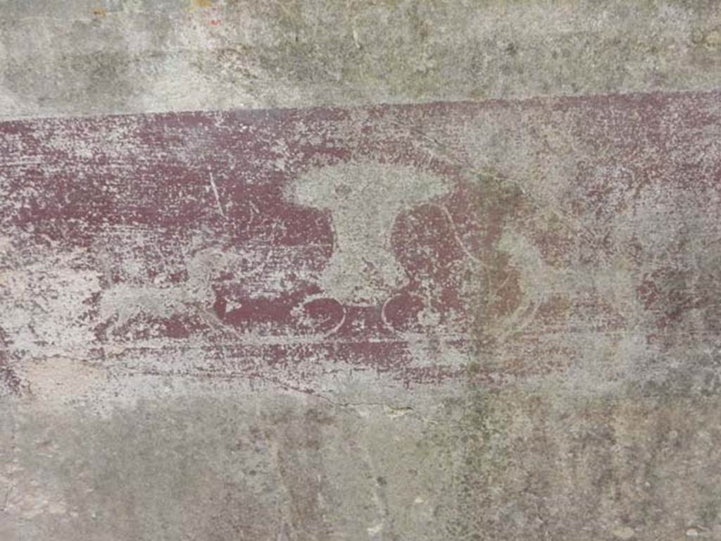 VIII.5.16 Pompeii. May 2017. Room 7, detail from south wall showing painted panthers on either side of an urn. Photo courtesy of Buzz Ferebee.
