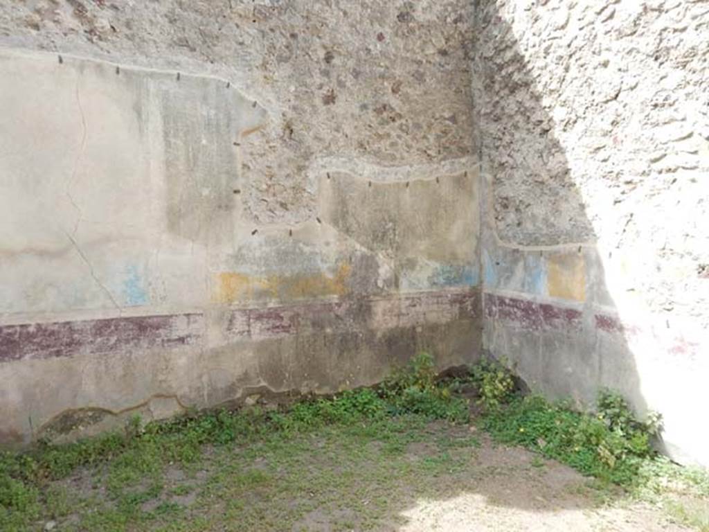 VIII.5.16 Pompeii. May 2017. Room 7, south wall and south-west corner. Photo courtesy of Buzz Ferebee.