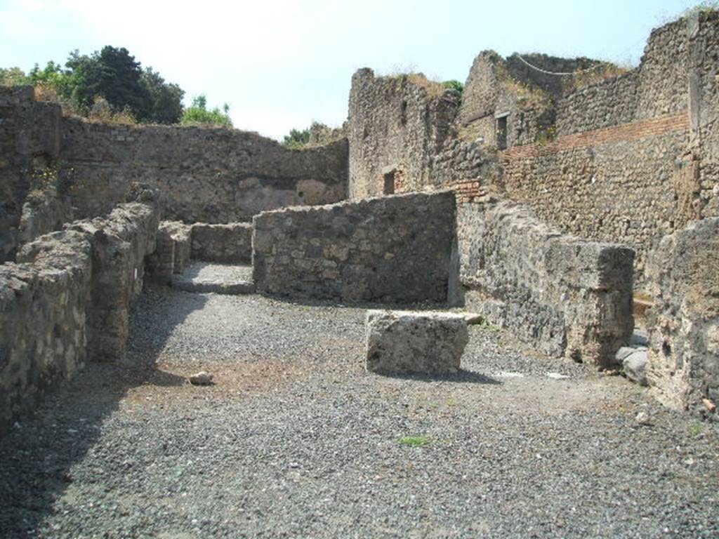 VIII.5.19 Pompeii. May 2005. Looking south, with entrance into unnamed vicolo on the west side.