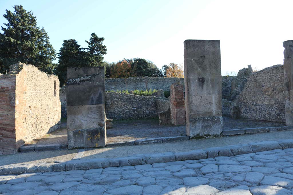 Via dell’Abbondanza, Pompeii. South side. December 2018. 
Looking south towards VIII.5.24, on left, VIII.5.23, in centre, and VIII.5.22, on right. Photo courtesy of Aude Durand.

