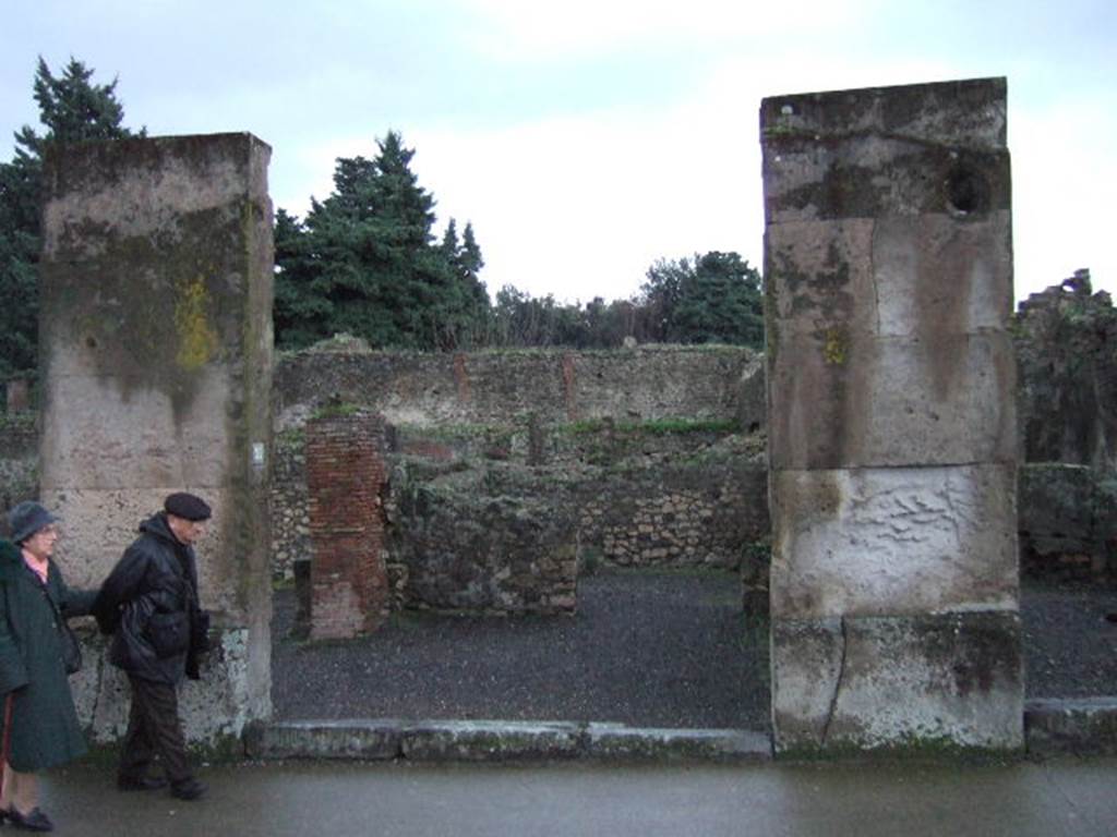 VIII.5.22 Pompeii. December 2005. Looking south to entrance. 