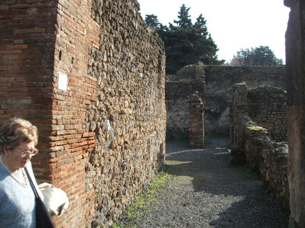 VIII.5.24 Pompeii. December 2004. Entrance, looking south from Via dellAbbondanza.