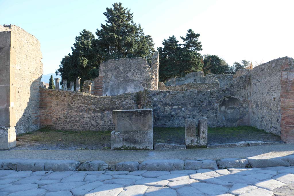 VIII.5.27 Pompeii, on left, VIII.5.26, in centre, and VIII.5.25, on right. December 2018. 
Looking south to entrance doorways on Via dell’Abbondanza. Photo courtesy of Aude Durand.

