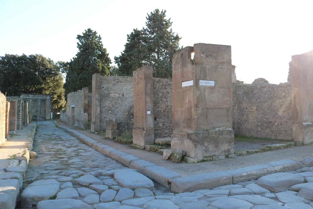Via dei Teatri, Pompeii. West side. December 2018. 
Looking south-west from junction with Via dell’Abbondanza towards VIII.5.30 and VIII.5.31, on right. Photo courtesy of Aude Durand.

