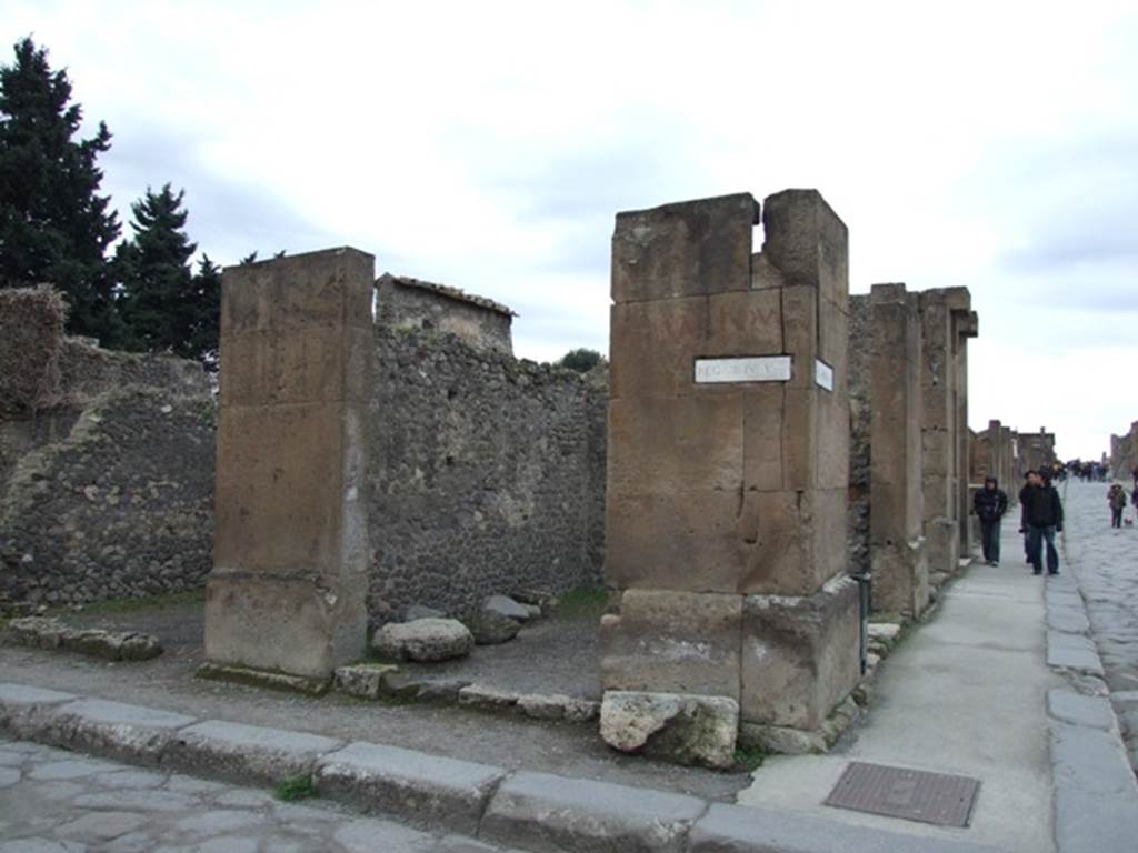 VIII.5.31 Pompeii.  Shop.  December 2007.  Entrance on Via dei Teatri, with Via dell’ Abbondanza on the right.