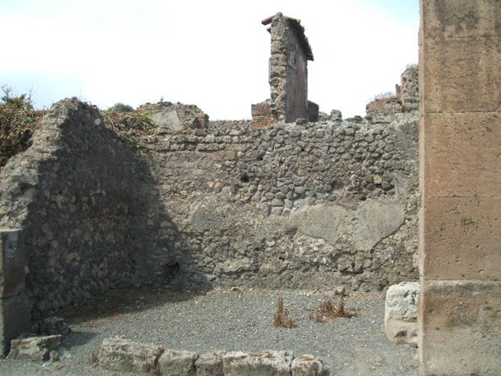 VIII.5.32 Pompeii. May 2005. Entrance. Looking west.