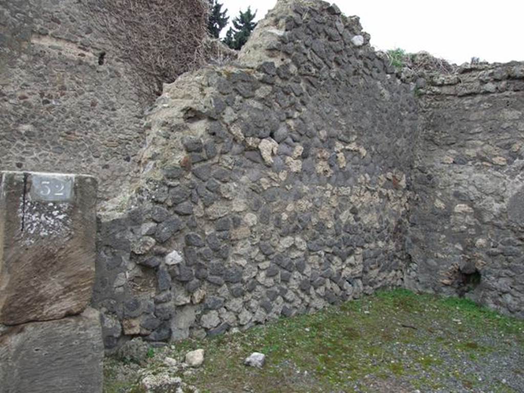 VIII.5.32 Pompeii.  Shop.  December 2007.  South wall.