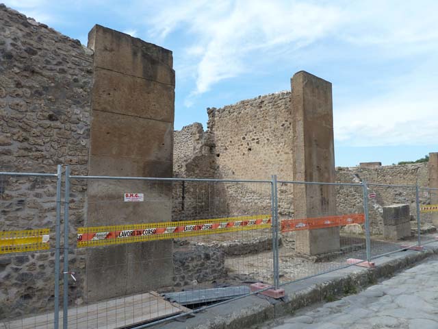 VIII.5.34 Pompeii. September 2015. Looking towards doorway on west side of Via dei Teatri.