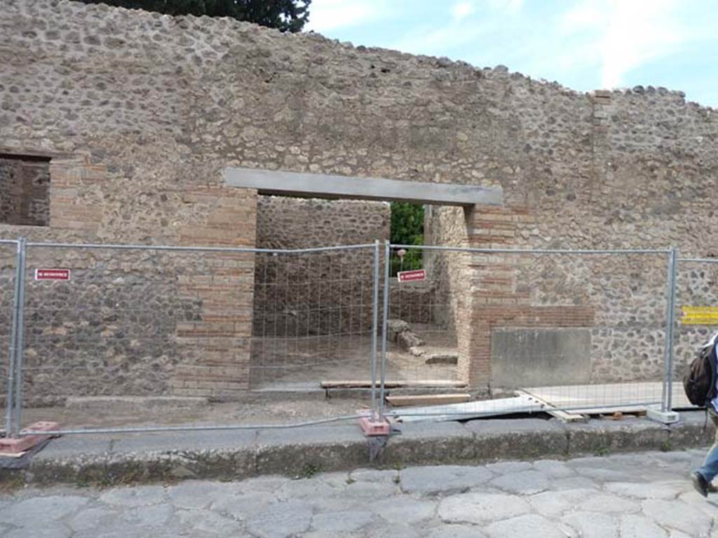 VIII.5.35 Pompeii. September 2015. Looking west to entrance doorway in Via dei Teatri.