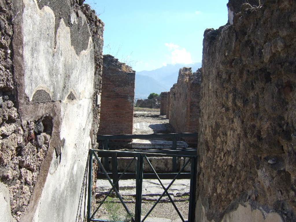 VIII.6.1 Pompeii. September 2005. Entrance corridor, looking south from inside, towards Vicolo della Regina, and doorway opposite of VIII.2.29.

