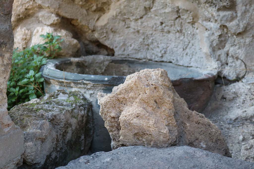 VIII.6.3, Pompeii. December 2018. Detail of pot/vase on top of well ? Photo courtesy of Aude Durand.