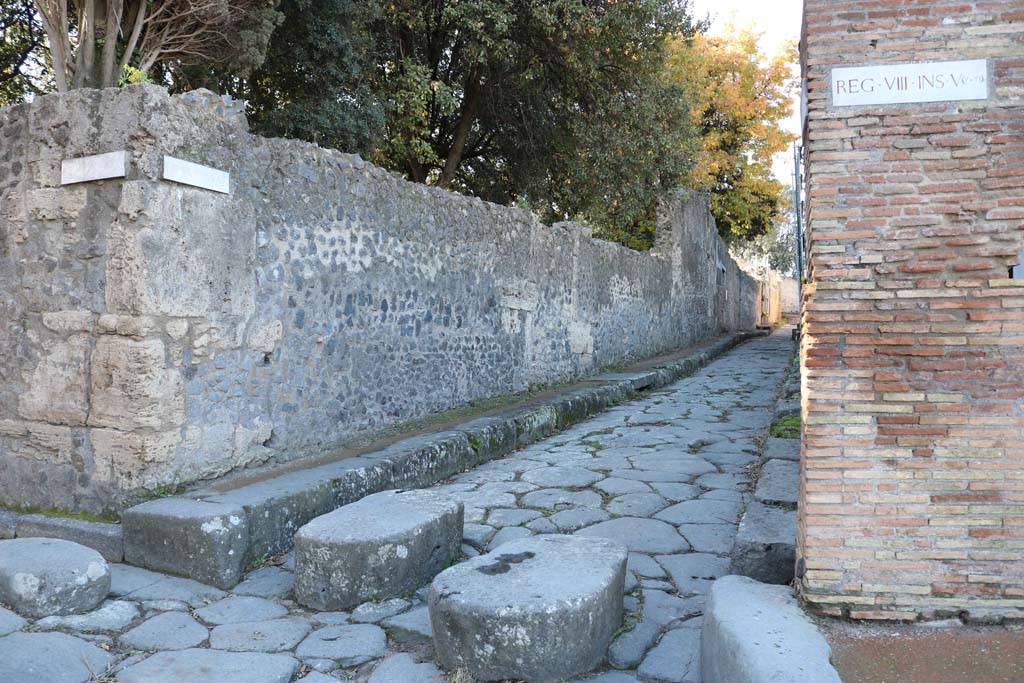 VIII.6.6, Pompeii. December 2018. 
Looking west along north exterior boundary wall in Vicolo delle Pareti Rosse, towards entrance doorway. Photo courtesy of Aude Durand.

