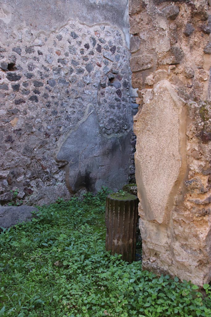 VIII.6.8, Pompeii. December 2018. Detail of recess in south wall. Photo courtesy of Aude Durand.