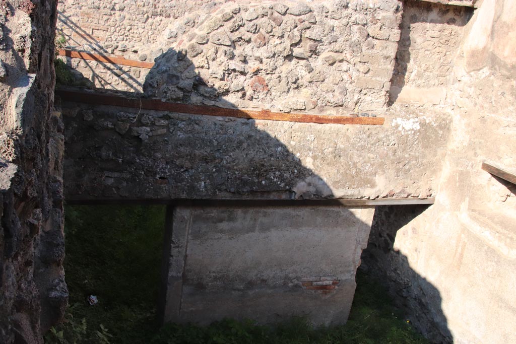 VIII.6.9 Pompeii. October 2022. 
Looking west towards wall, described by Mau as a thin wall, which would have supported the dividing wall between rooms “r” and “s” on the ground floor level. 
Photo courtesy of Klaus Heese. 

