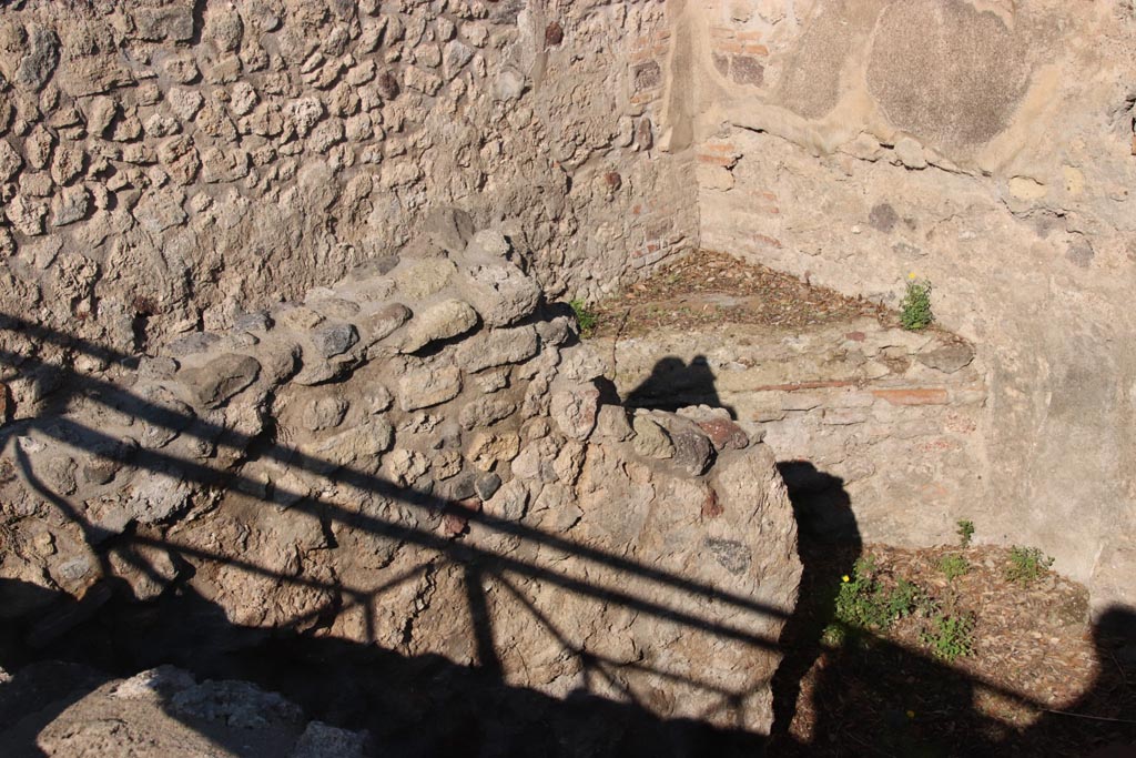 VIII.6.9 Pompeii. October 2022. Cooking bench in north-west corner. Photo courtesy of Klaus Heese. 

