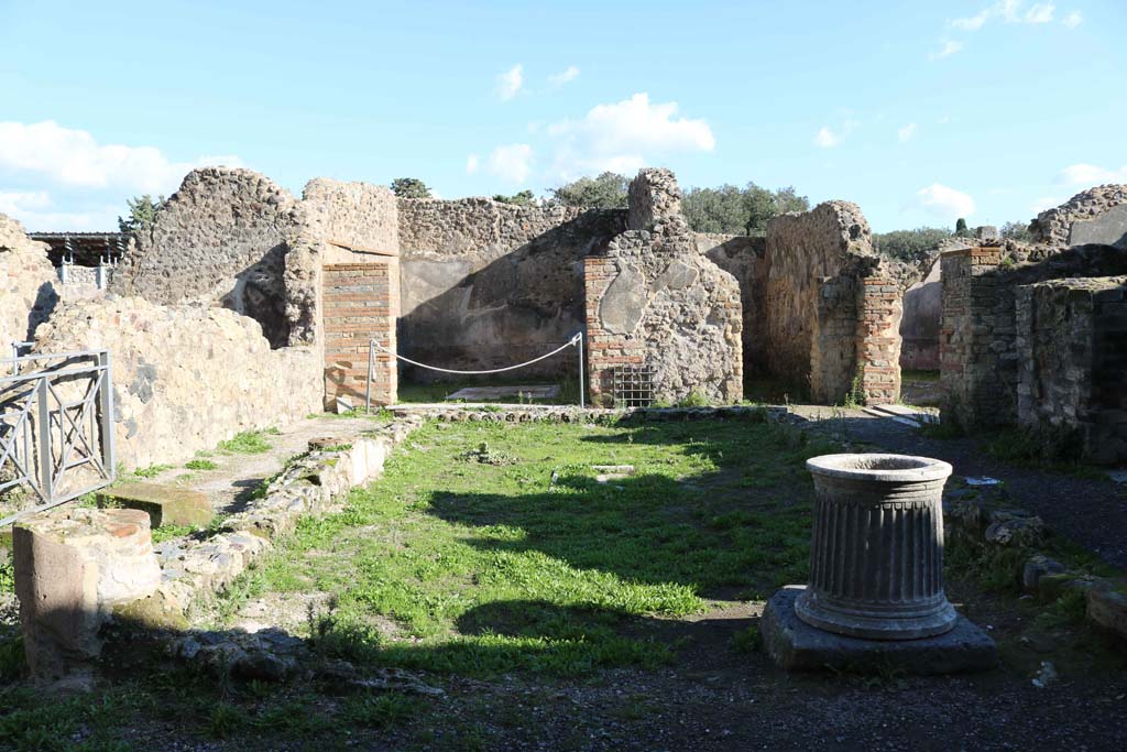 VIII.6.10, Pompeii. December 2018. Looking east across north side of peristyle. Photo courtesy of Aude Durand.