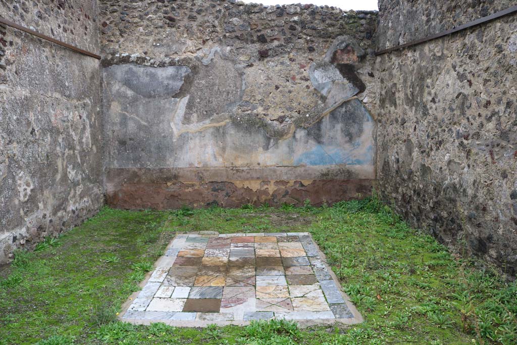 VIII.6.10, Pompeii. December 2018. Looking east in room “p”, a triclinium. Photo courtesy of Aude Durand.

