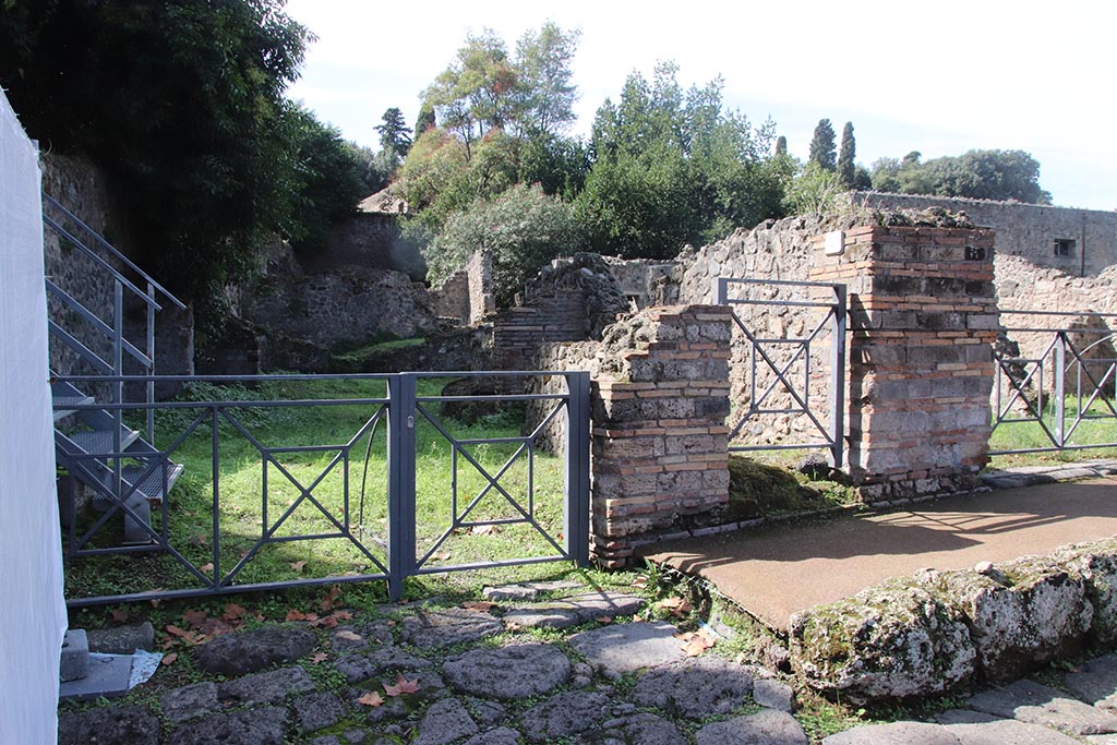 VIII.7.1 Pompeii, on left, VIII.7.2 in centre, and VIII.7.3, on right. October 2024. Looking west. Photo courtesy of Klaus Heese.
