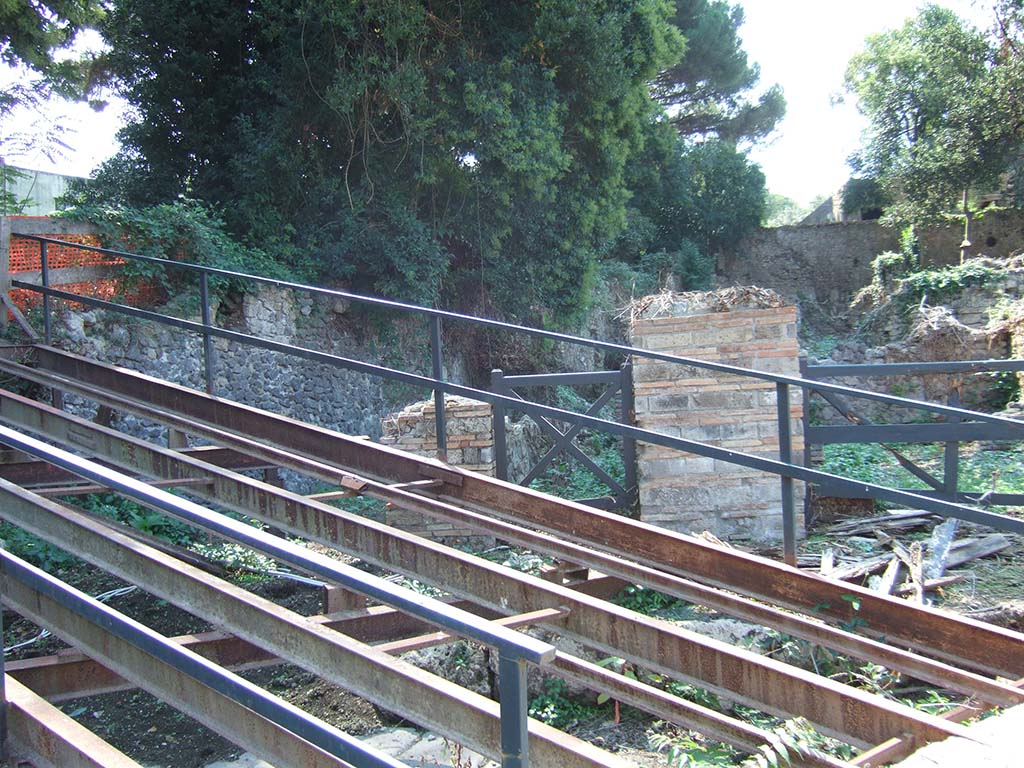 VIII.7.3 Pompeii. September 2005. VIII.7.1 behind metal ramp, VIII.7.2 with single gate and VIII.7.3 to right
