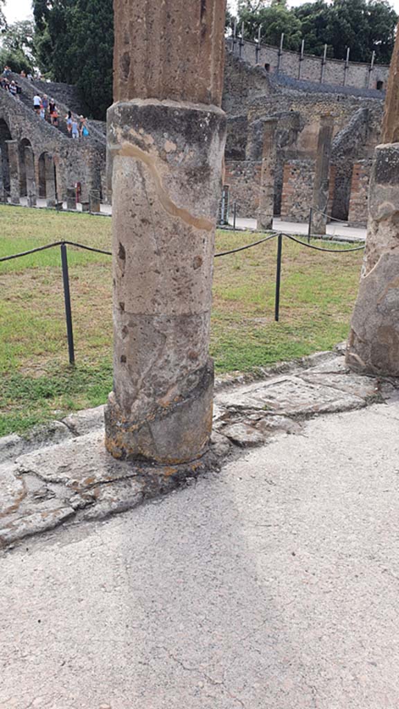 VIII.7.16 Pompeii. August 2021. Detail of column base.
Foto Annette Haug, ERC Grant 681269 DÉCOR.
