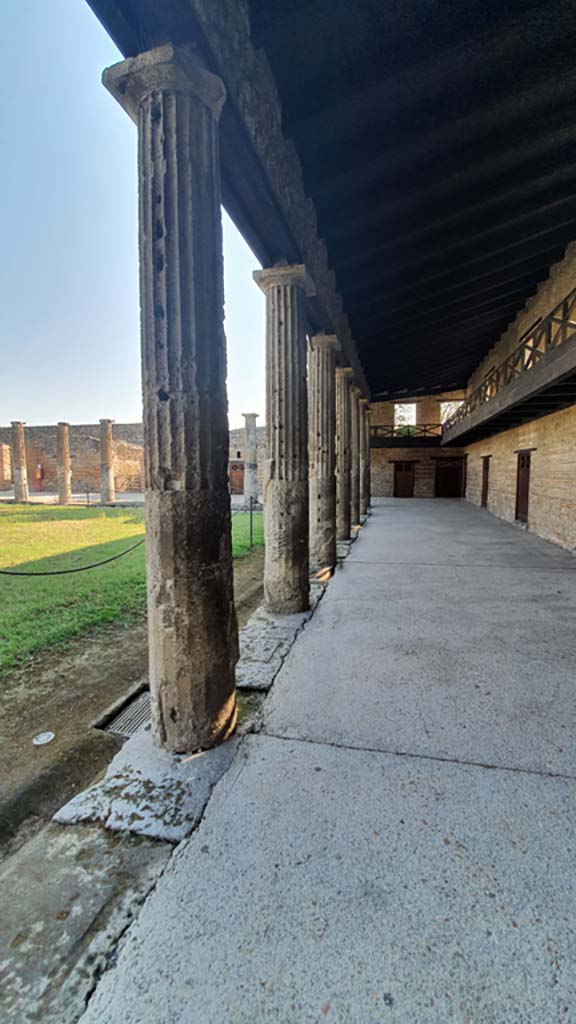 VIII.7.16 Pompeii. July 2021. Looking east along line of columns on south portico.
Foto Annette Haug, ERC Grant 681269 DÉCOR.

