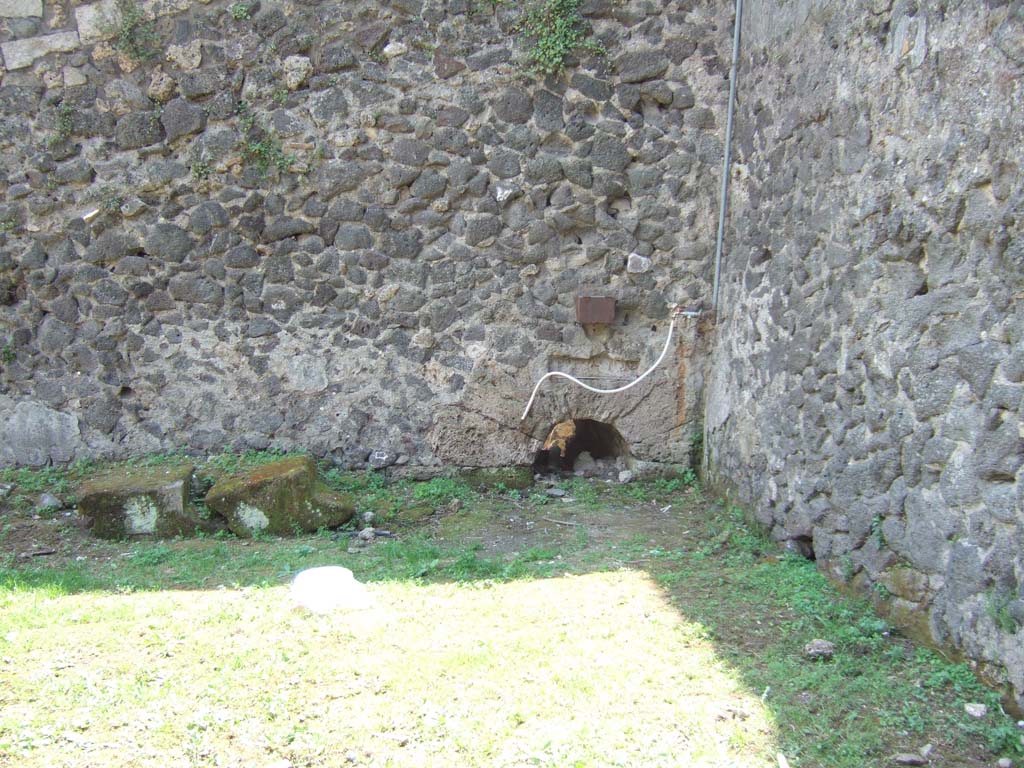 VIII.7.16 Pompeii. May 2006. Connecting channel through wall to Latrine in north-west corner.